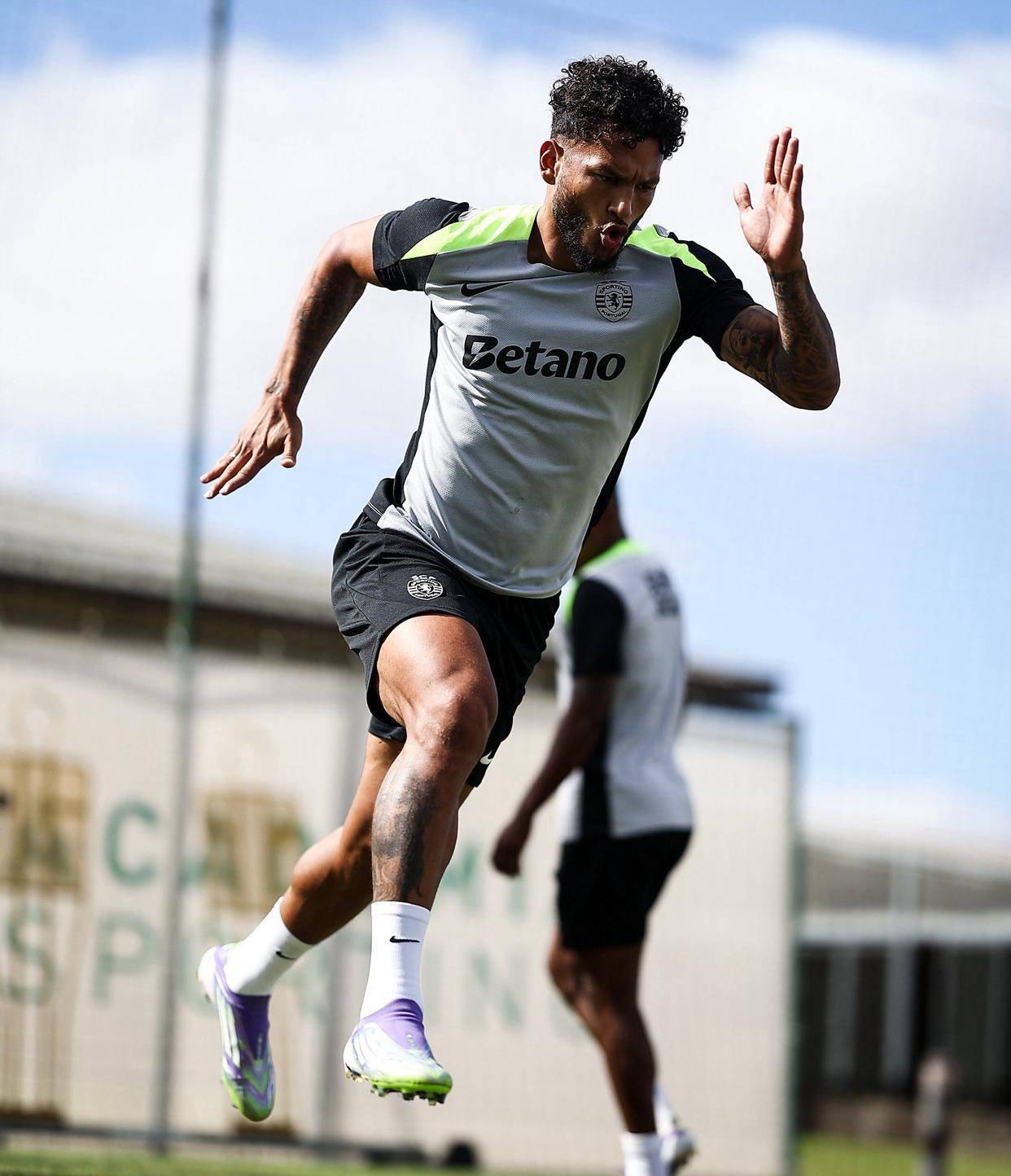 爱游戏官网 -集结日葡超焦点战，波尔图强势反弹，震撼外界，团队化学反应显著(葡超波尔图足球队)